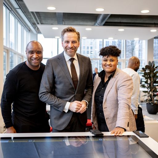 H Jonge op werkbezoek