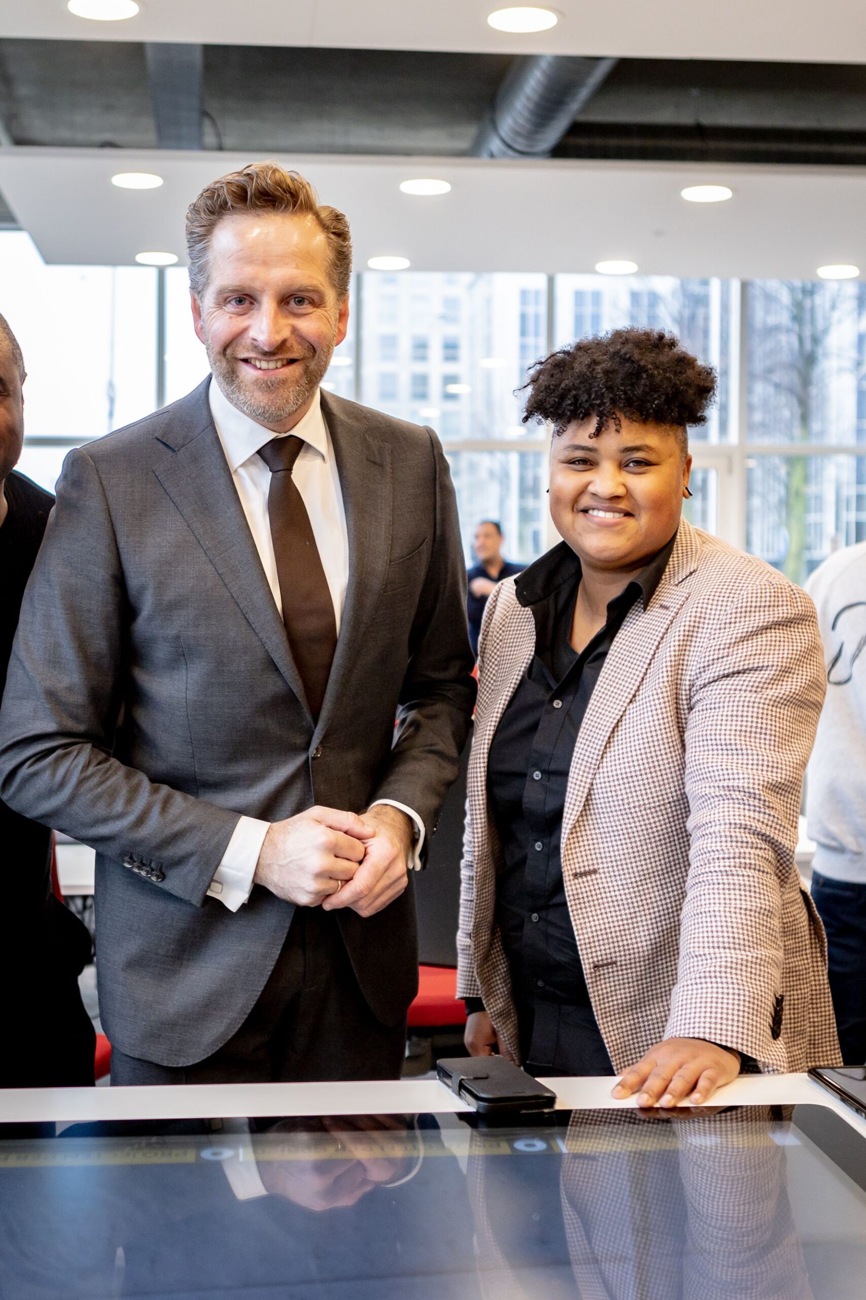 H Jonge op werkbezoek