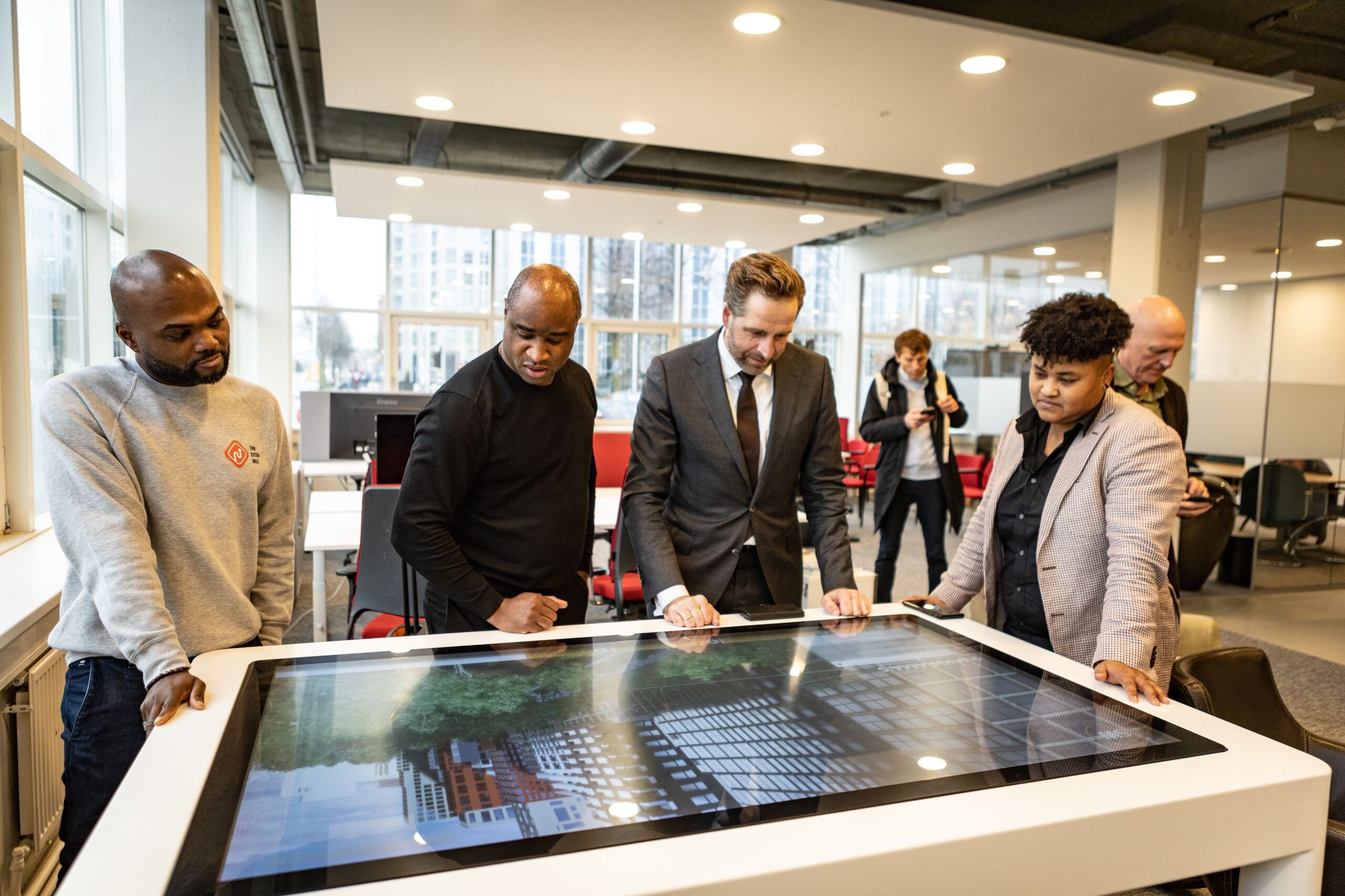 H Jonge op werkbezoek