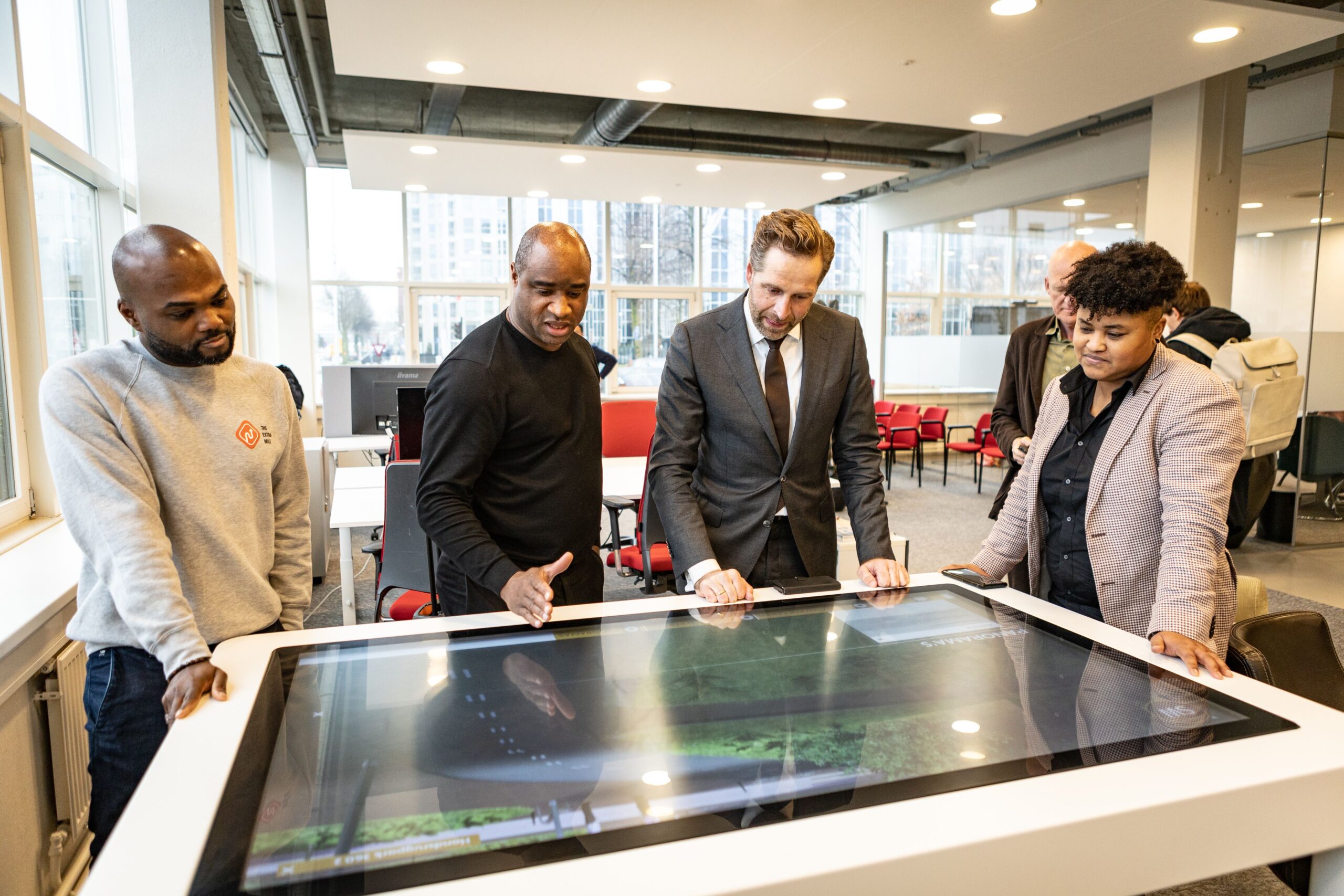 H Jonge op werkbezoek