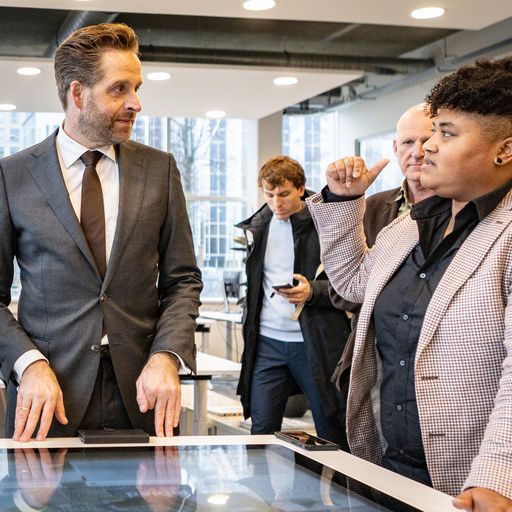 H Jonge op werkbezoek