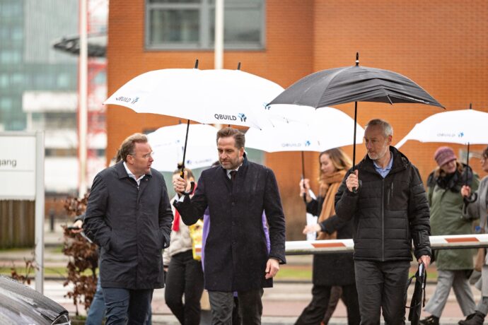 H. Jonge op werkbezoek